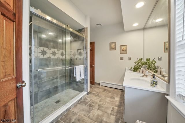 8 Chestnut St, Washington Twp., NJ 07853
