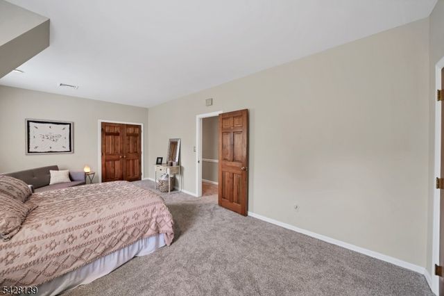 8 Chestnut St, Washington Twp., NJ 07853