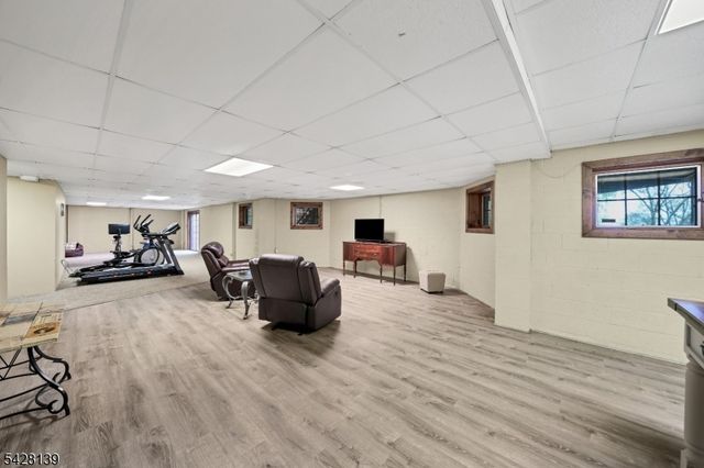 8 Chestnut St, Washington Twp., NJ 07853