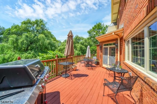 8 Chestnut St, Washington Twp., NJ 07853