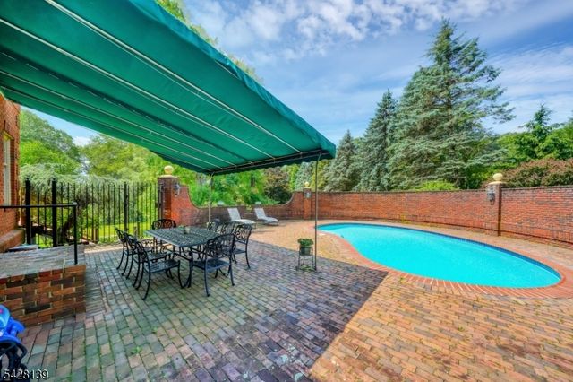 8 Chestnut St, Washington Twp., NJ 07853