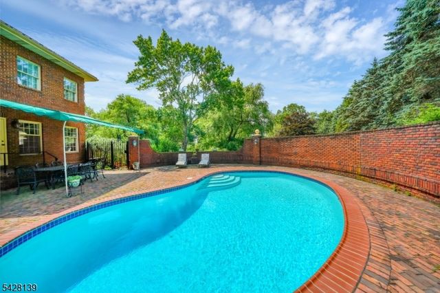 8 Chestnut St, Washington Twp., NJ 07853