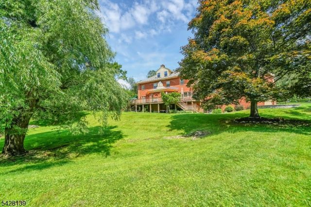 8 Chestnut St, Washington Twp., NJ 07853