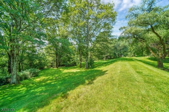 8 Chestnut St, Washington Twp., NJ 07853