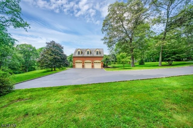 8 Chestnut St, Washington Twp., NJ 07853