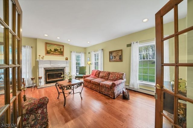 8 Chestnut St, Washington Twp., NJ 07853