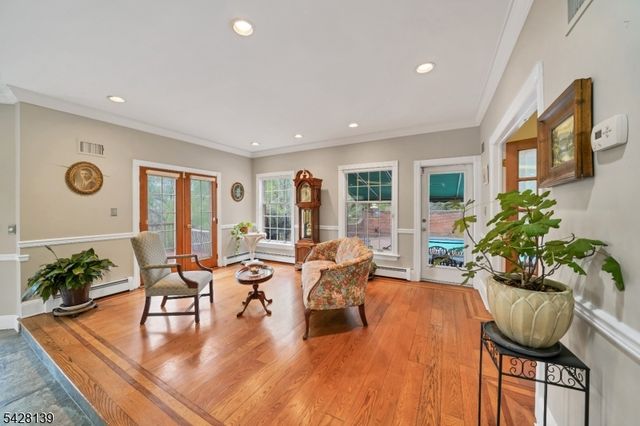 8 Chestnut St, Washington Twp., NJ 07853