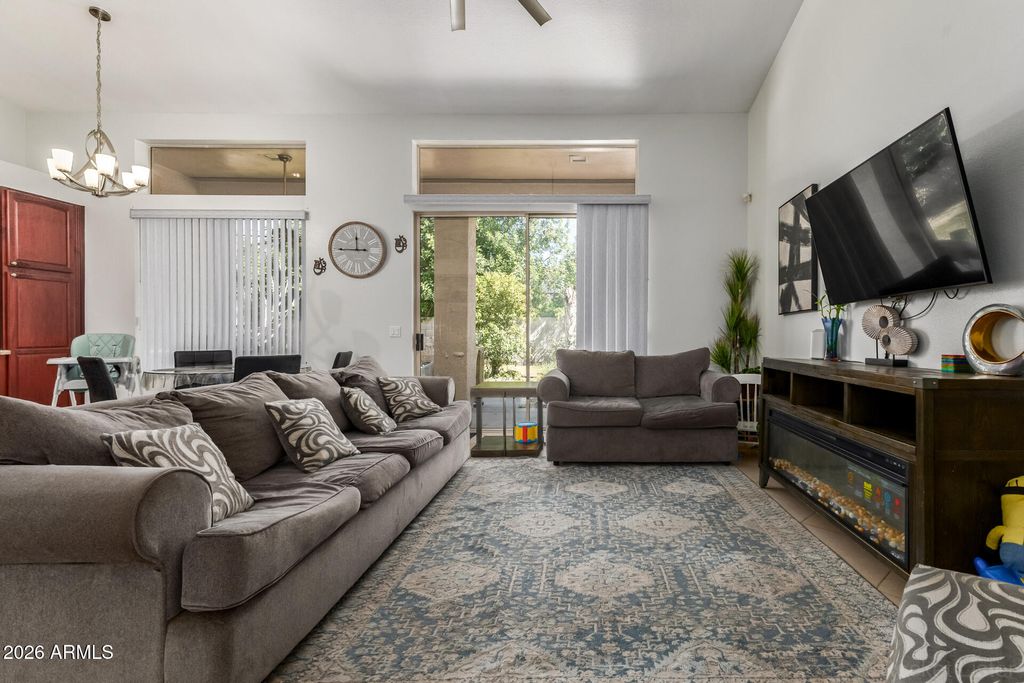 Image 10 of property listing at 6998 W Muriel Drive, Glendale, AZ 85308