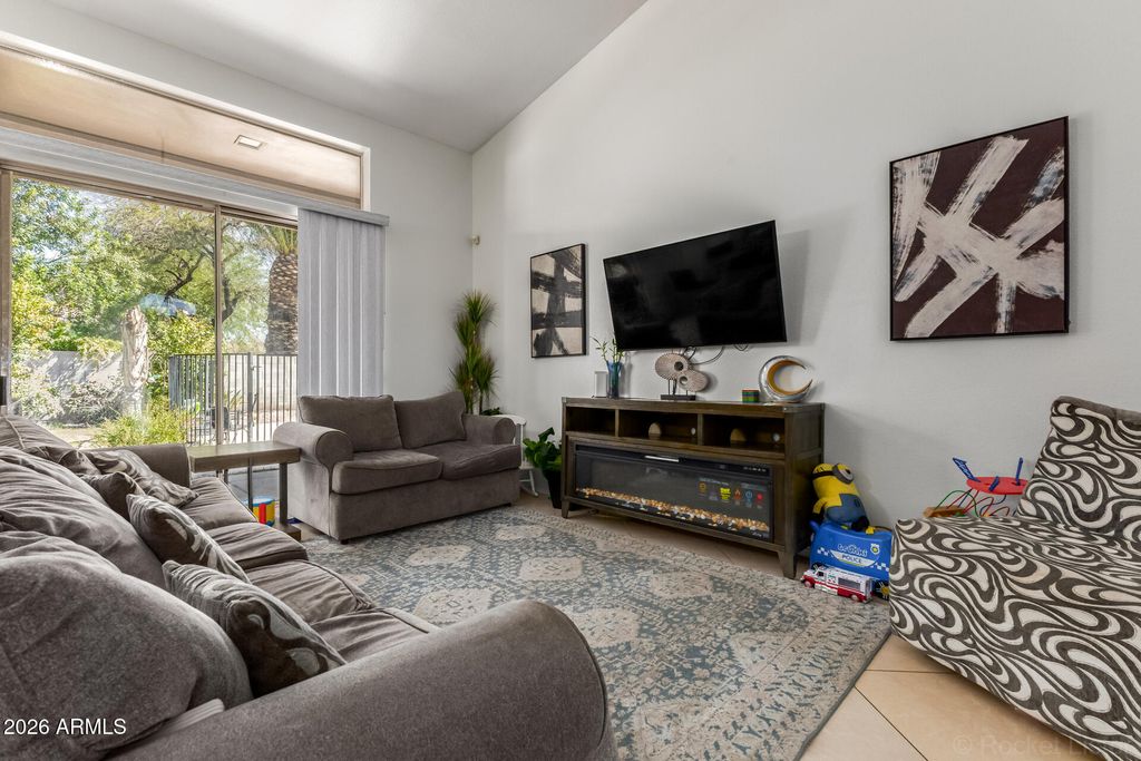 Image 11 of property listing at 6998 W Muriel Drive, Glendale, AZ 85308