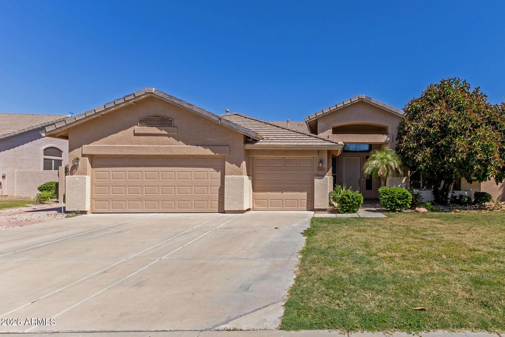 Image 2 of property listing at 6998 W Muriel Drive, Glendale, AZ 85308