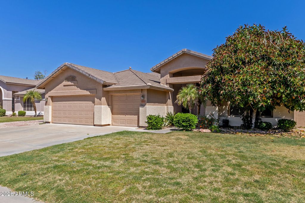 Image 4 of property listing at 6998 W Muriel Drive, Glendale, AZ 85308