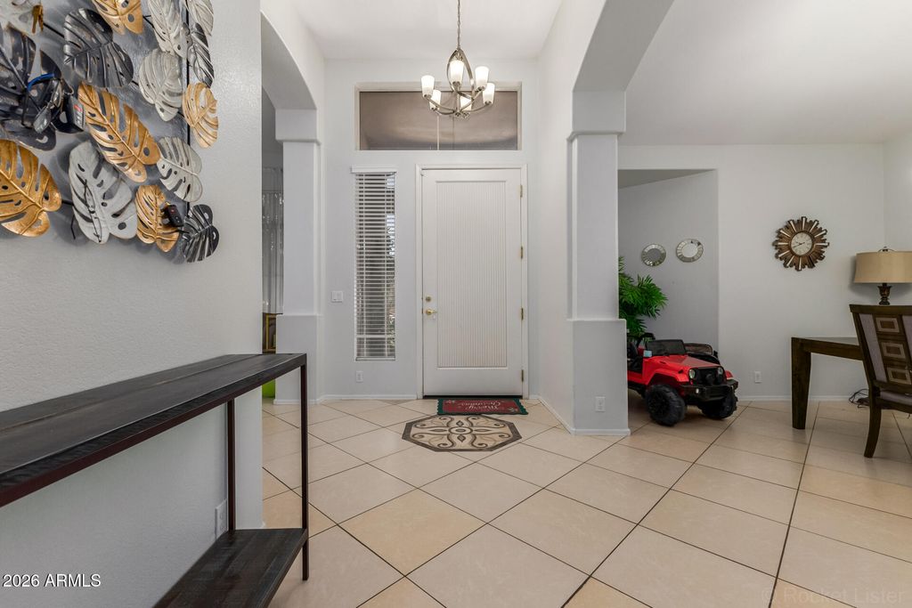 Image 6 of property listing at 6998 W Muriel Drive, Glendale, AZ 85308