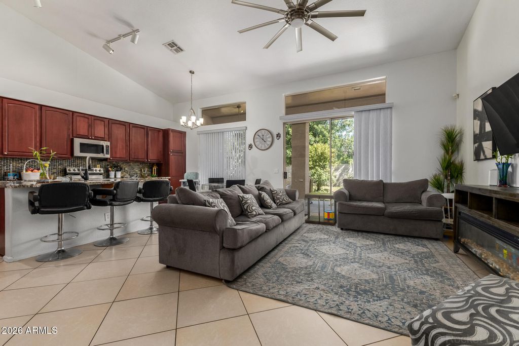 Image 9 of property listing at 6998 W Muriel Drive, Glendale, AZ 85308