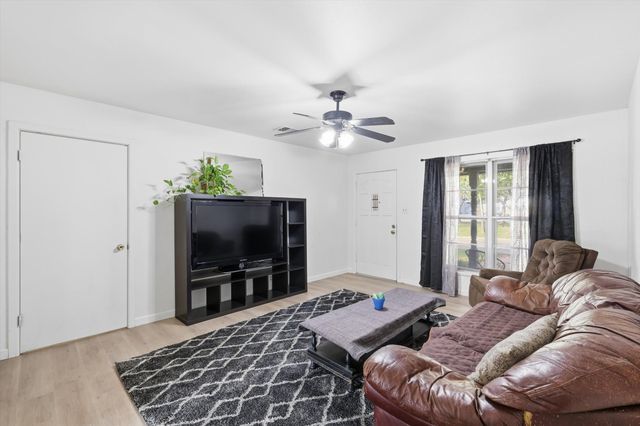 612 N 10th Street, Sanger, TX 76266