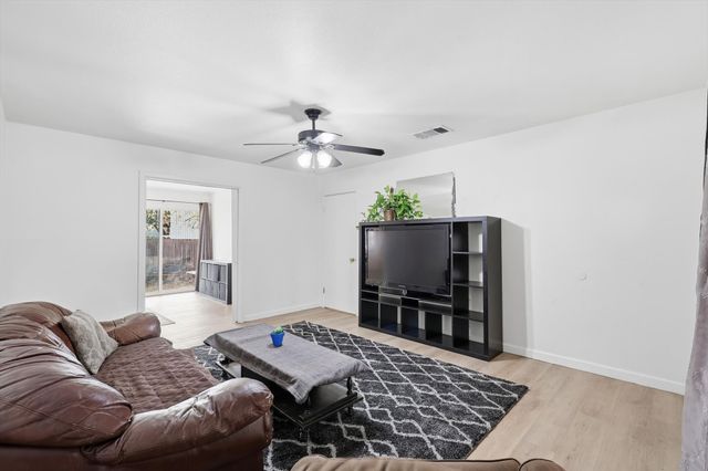 612 N 10th Street, Sanger, TX 76266