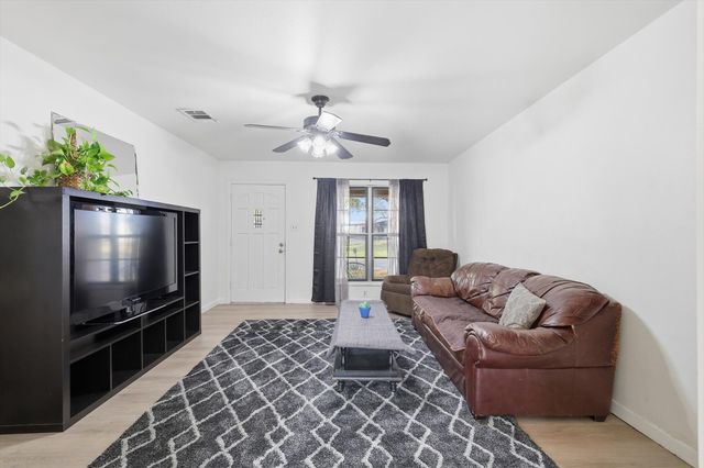 612 N 10th Street, Sanger, TX 76266