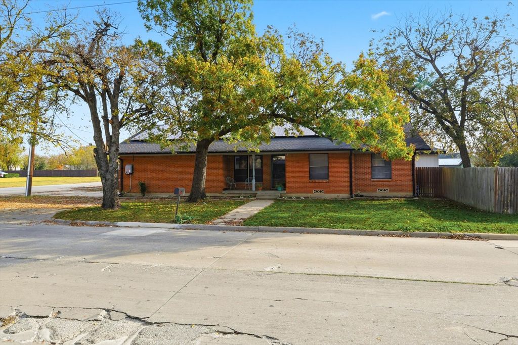 612 N 10th Street, Sanger, TX 76266