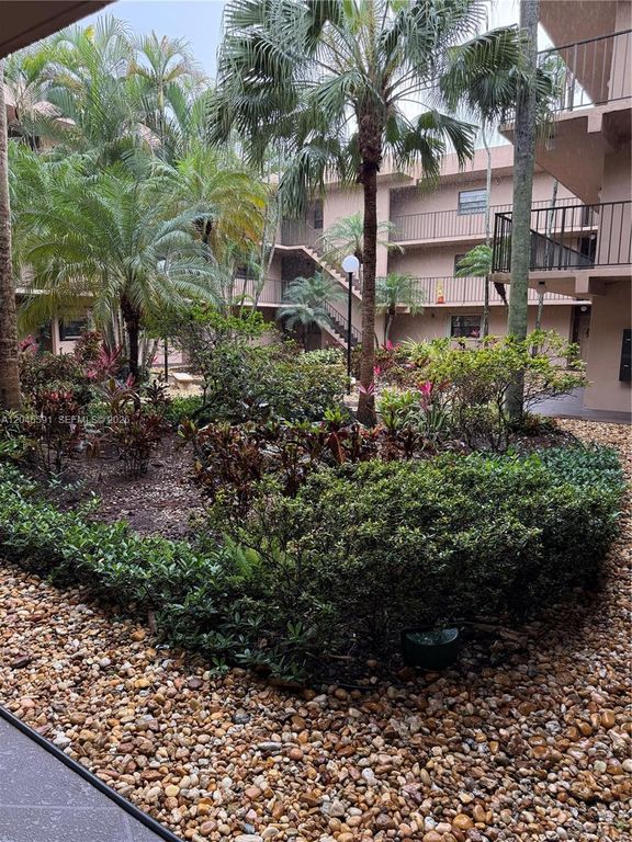 10975 SW 107th St 302, Miami, FL 33176
