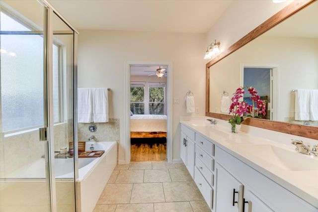 165 Crescent Heights DR, Georgetown, TX 78628