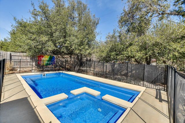 165 Crescent Heights DR, Georgetown, TX 78628