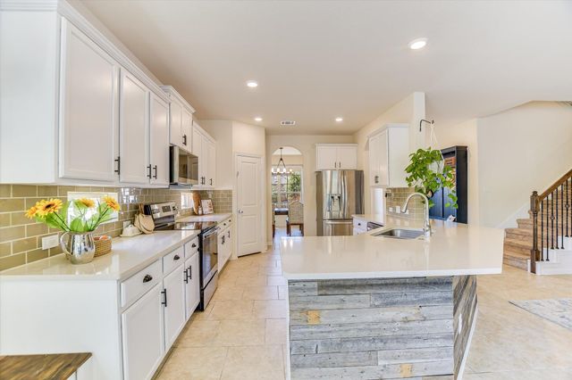 165 Crescent Heights DR, Georgetown, TX 78628