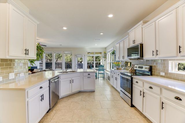 165 Crescent Heights DR, Georgetown, TX 78628