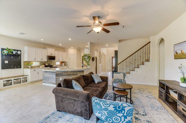 165 Crescent Heights DR, Georgetown, TX 78628