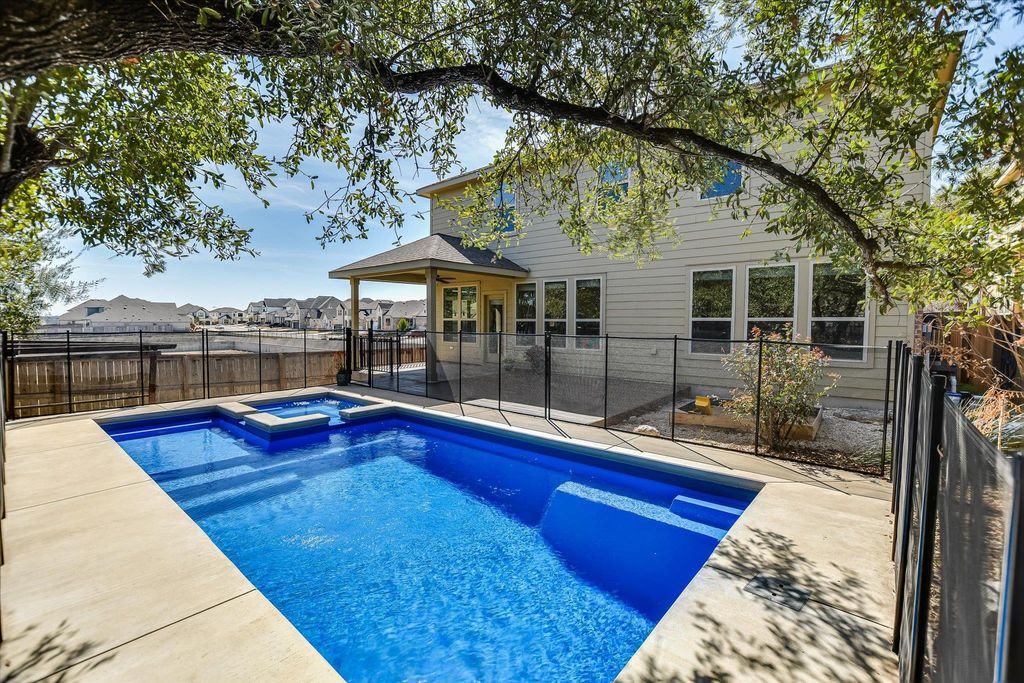 165 Crescent Heights DR, Georgetown, TX 78628