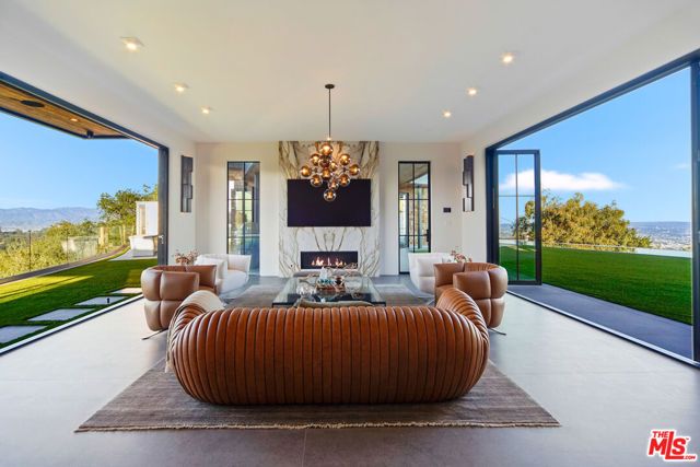 2020 Cyprean Drive, Los Angeles, CA 90046