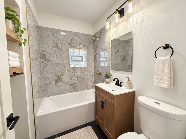 5652 S Shields Avenue, Chicago, IL 60621