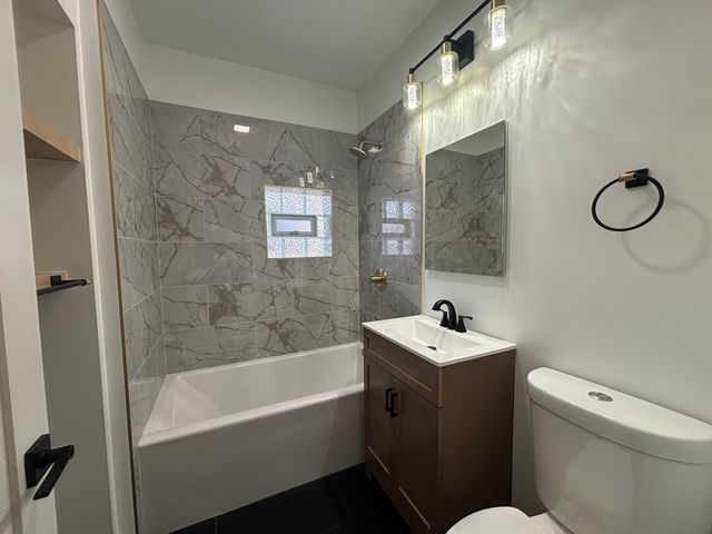 5652 S Shields Avenue, Chicago, IL 60621