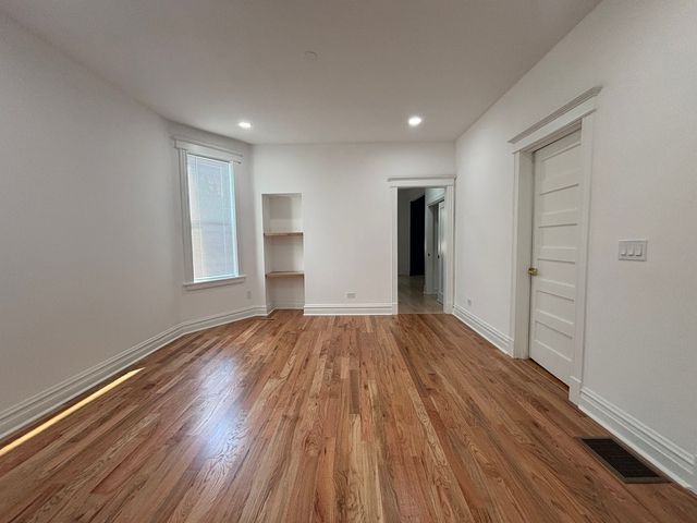 5652 S Shields Avenue, Chicago, IL 60621