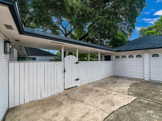 5827 Dumfries Drive, Houston, TX 77096
