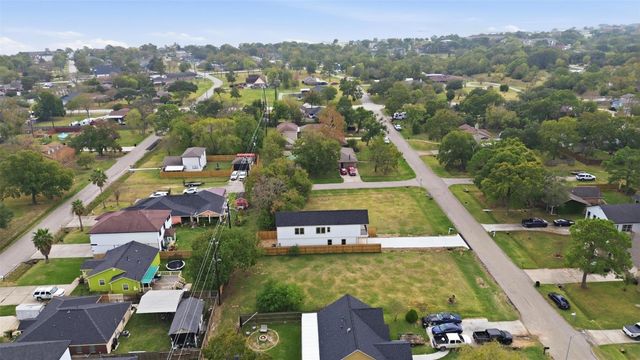 421 S Nugent Street, La Porte, TX 77571