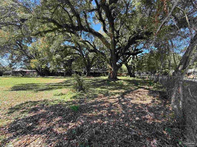 303 Yoakum Ct, Pensacola, FL 32505