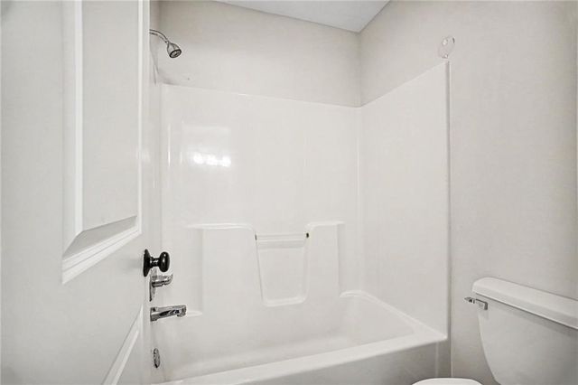 808 Creekmoor Pond Lane, Raymore, MO 64083