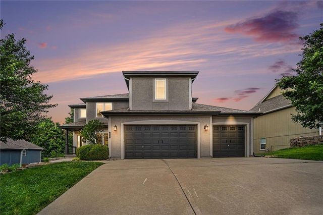 808 Creekmoor Pond Lane, Raymore, MO 64083