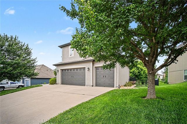 808 Creekmoor Pond Lane, Raymore, MO 64083