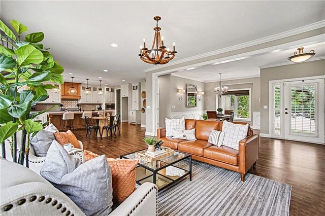 808 Creekmoor Pond Lane, Raymore, MO 64083