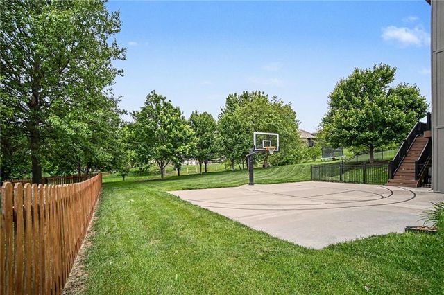 808 Creekmoor Pond Lane, Raymore, MO 64083