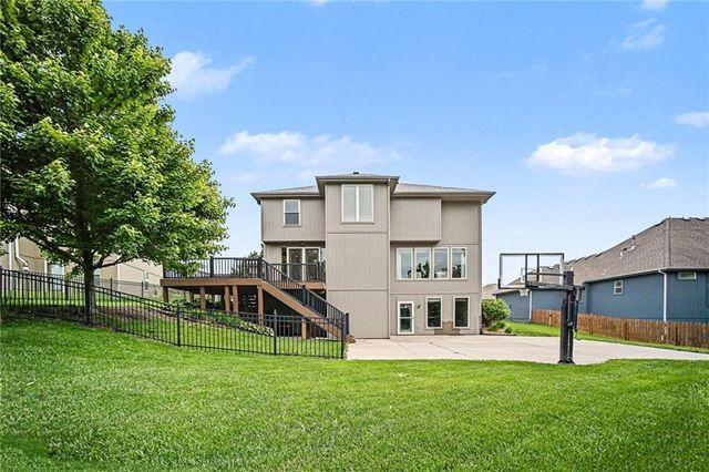 808 Creekmoor Pond Lane, Raymore, MO 64083