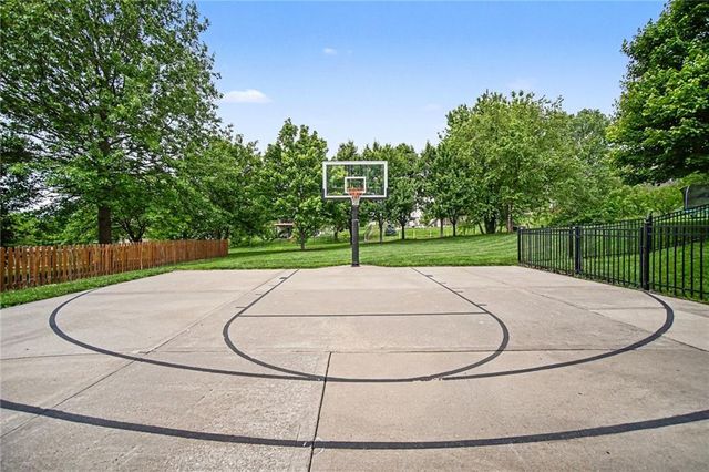 808 Creekmoor Pond Lane, Raymore, MO 64083