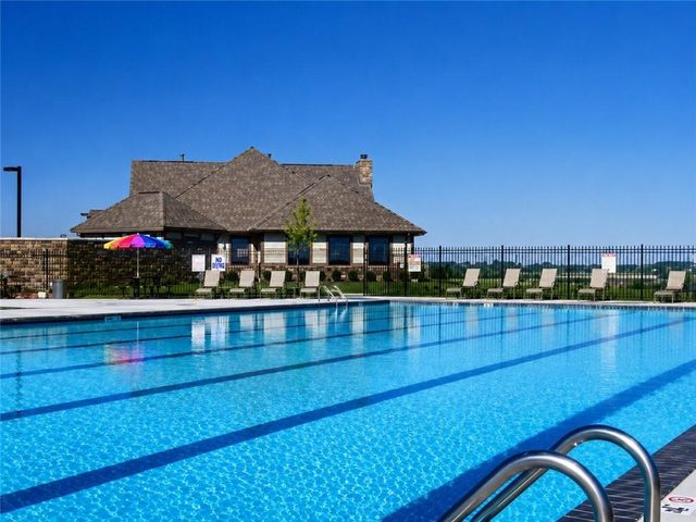 808 Creekmoor Pond Lane, Raymore, MO 64083