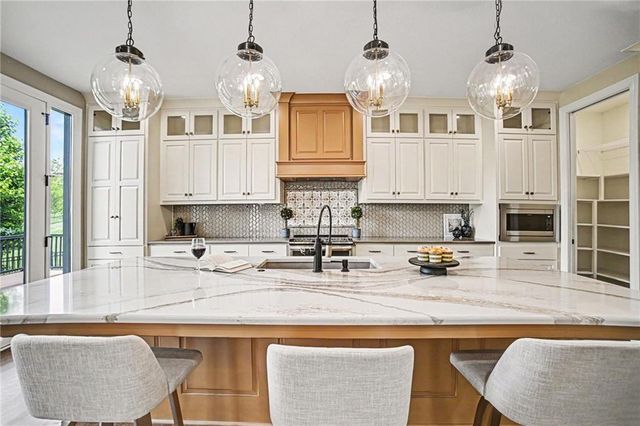 808 Creekmoor Pond Lane, Raymore, MO 64083