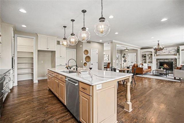 808 Creekmoor Pond Lane, Raymore, MO 64083