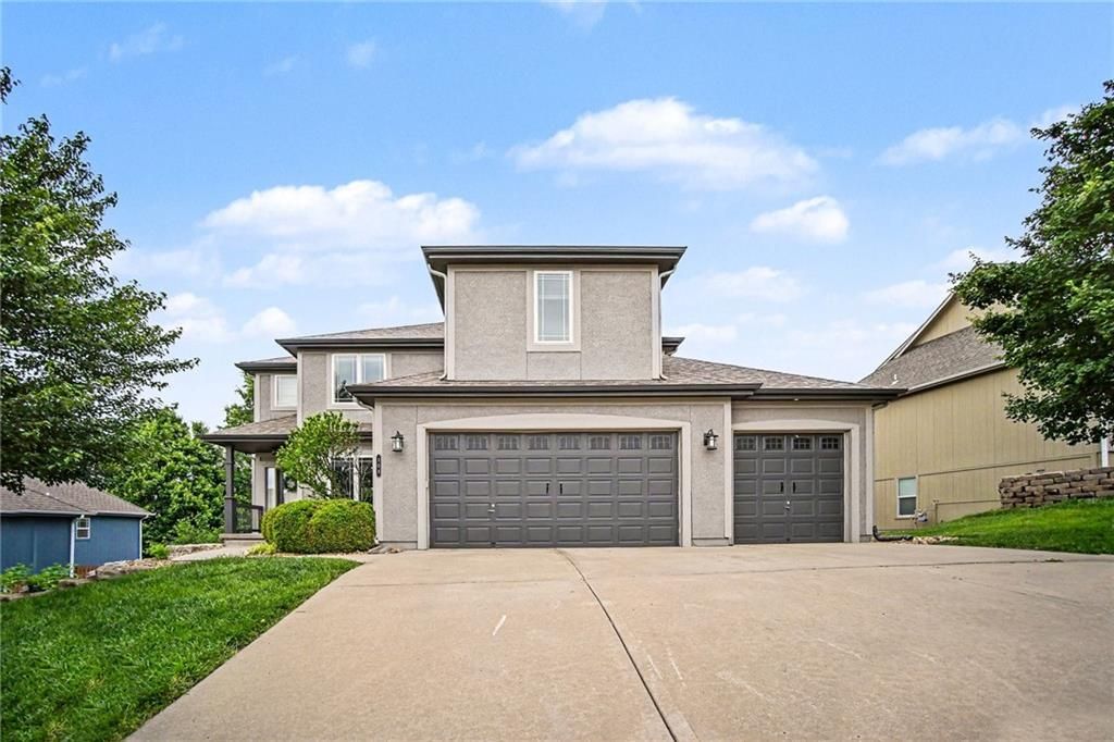 808 Creekmoor Pond Lane, Raymore, MO 64083