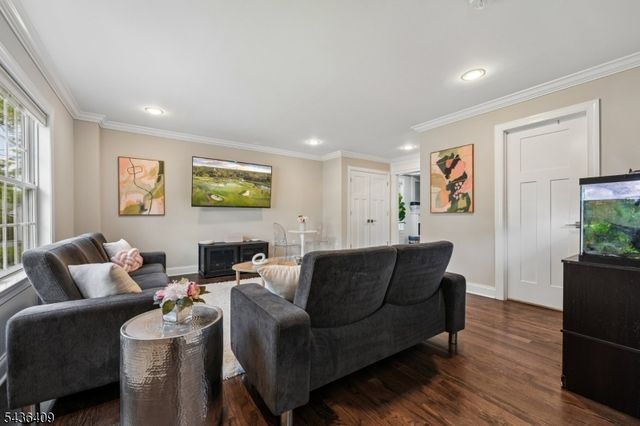 12 Monmouth Ct, Livingston Twp., NJ 07039