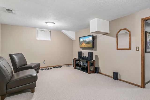 2480 Ariel Street N, North Saint Paul, MN 55109