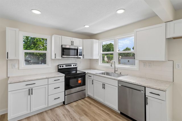 1601 E 21st Street, Des Moines, IA 50317