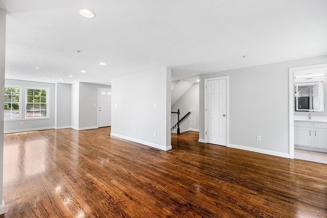 186 Tyngsboro Rd 6, Chelmsford, MA 01863
